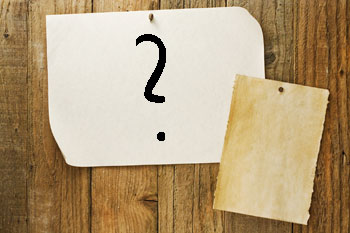 Das duale Studium Infos Papier mit Fragezeichen an Holz gepinnt