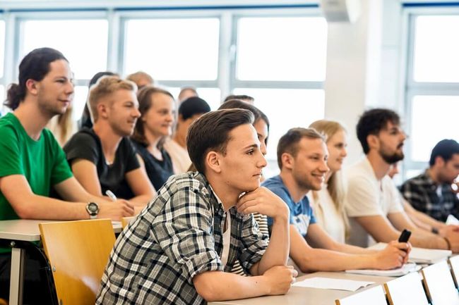 Studierende und Absolventen der FH Wedel genießen einen hervorragenden Ruf als hochqualifizierte und dynamische Führungskräfte.