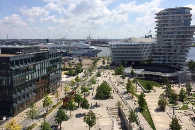 Blick auf die Marco-Polo-Terrassen, die Elbe und den Hafen: Studieren an der MSH heißt studieren mit Flair.