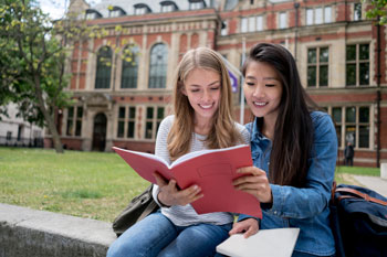 zwei Studentinnen vor ausländischer Uni