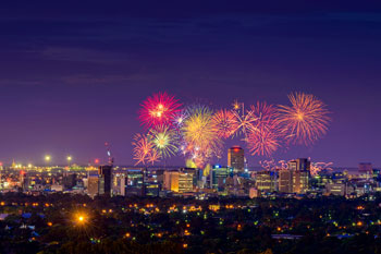 Fachbereich Tourismus Event Feuerwerk über Großstadtskyline