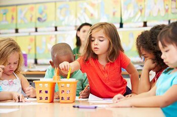 Kindergartenkinder spielen