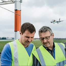 Flugsicherungsingenieure bei der Arbeit