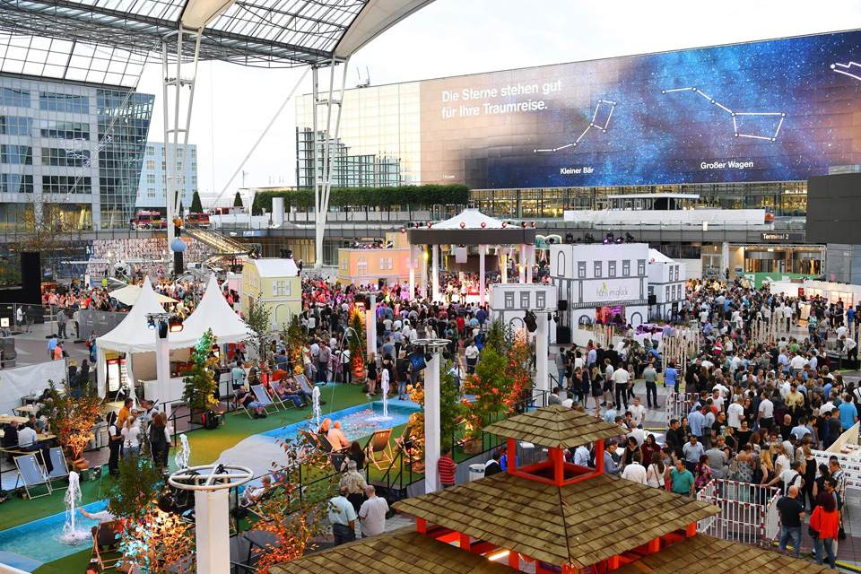 Gemeinsam beim Mitarbeiterfest Erfolge feiern – wir veranstalten nicht nur für unsere Gäste außergewöhnlich Events, sondern auch für unsere Mitarbeiter.