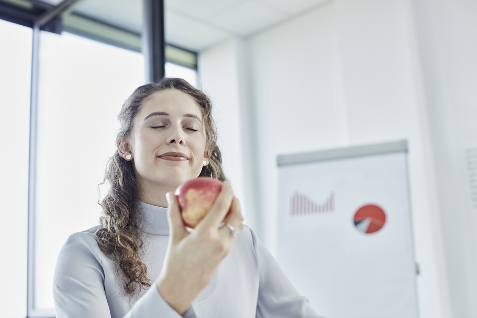 Bild1 SG AccUndContr TransGourmet 2018 07 02 Eine Frau genießt einen frischen Apfel