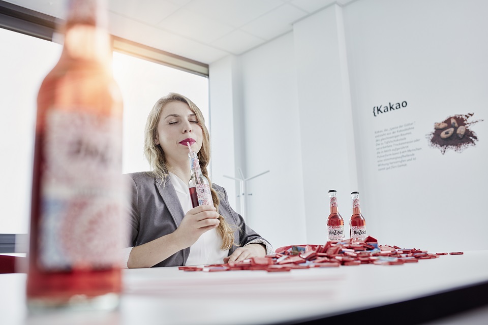 Bild1 SG FoodMan TransGourmet 2018 07 02 Eine Frau genießt ein Bio-Limonade