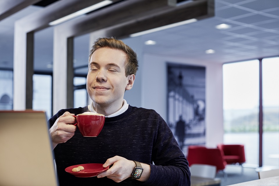 Bild1 SG WiInf TransGourmet 2018 07 02 Mann trinkt und genießt eine Tasse Kaffee Tee