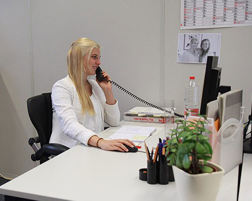 Laura Arbeit Telefon Duale Studentin bei Kaufland bei der Arbeit im Büro