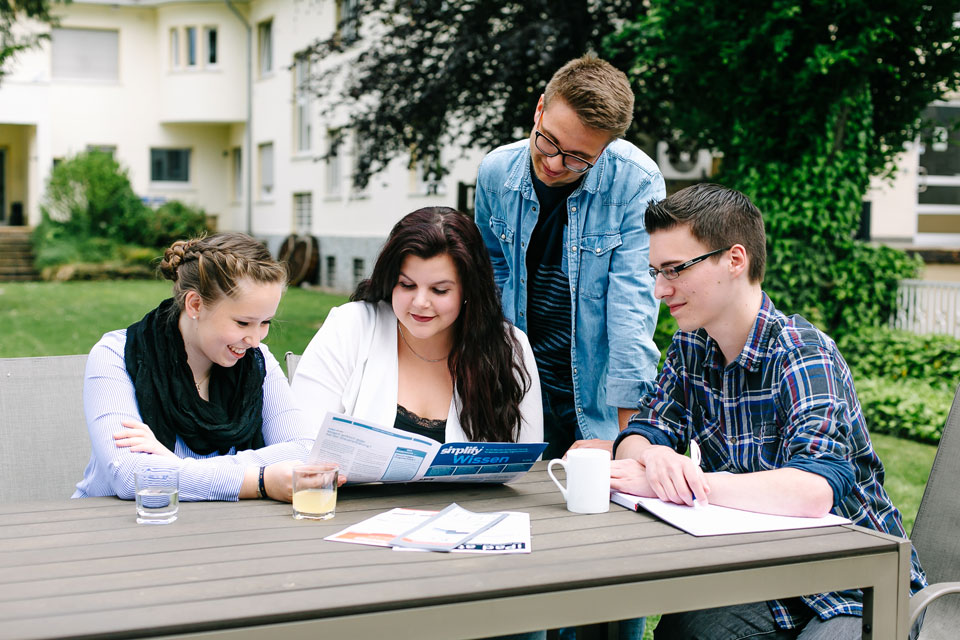 Mit einem dualen Studium verbinden Sie wertvolle praktische Erfahrung mit akademischem Know-how. 