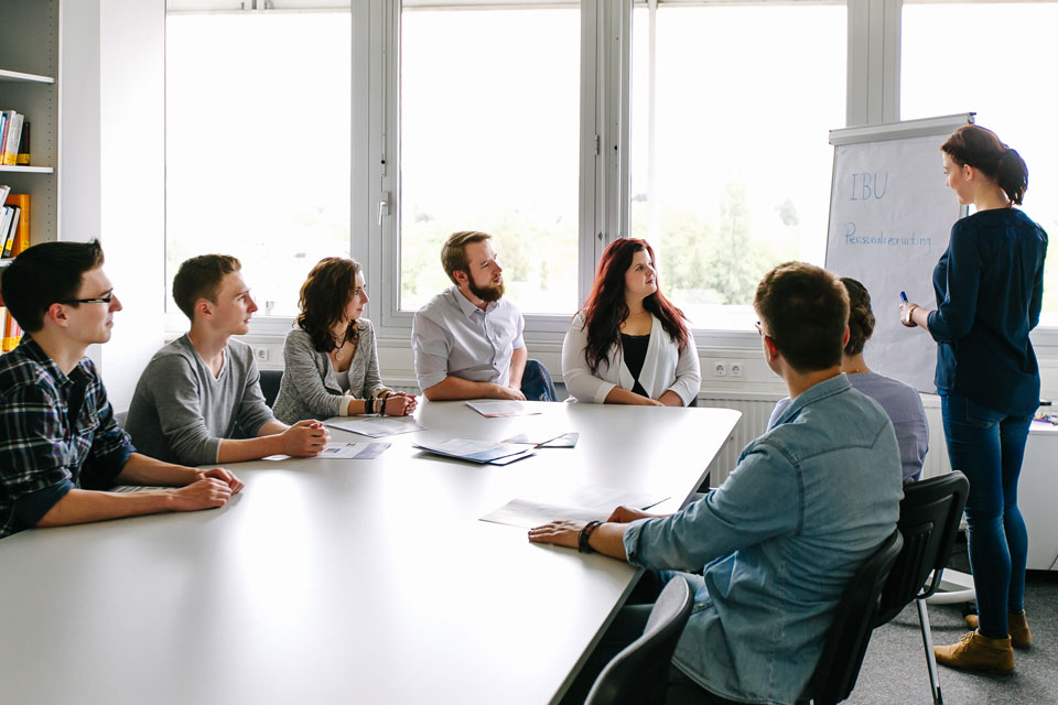 Wir helfen Ihnen, Ihre Potenziale zu entfalten, indem Sie vom ersten Tag an in spannende Arbeitsabläufe eingebunden werden und Verantwortung für eigene Projekte übernehmen. Dabei unterstützen wir Sie mit der Vermittlung des notwendigen Fachwissens und Förderung Ihrer Kreativität.